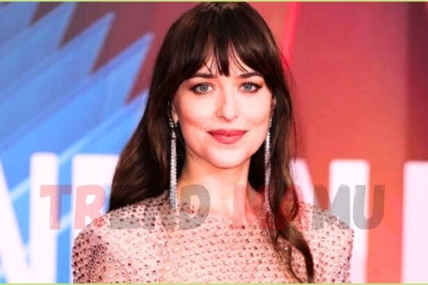 Dakota Johnson Reveals Love for Rom-Coms